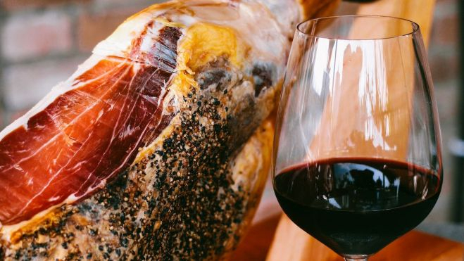 Jamón serrano y vino tinto / Foto: Pexels