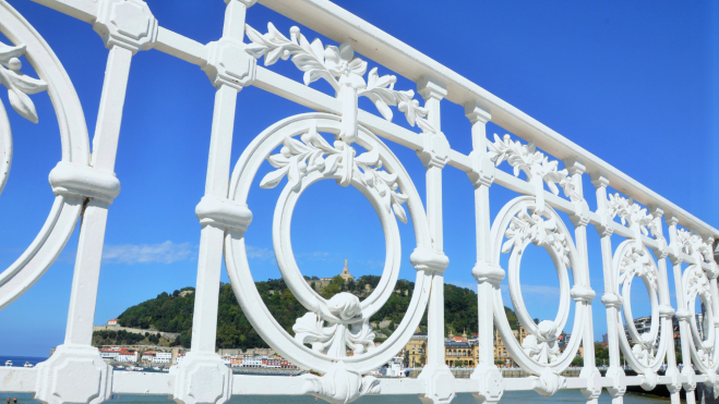 La icónica barandilla de la playa de la Concha en San Sebastián / Foto: Canva