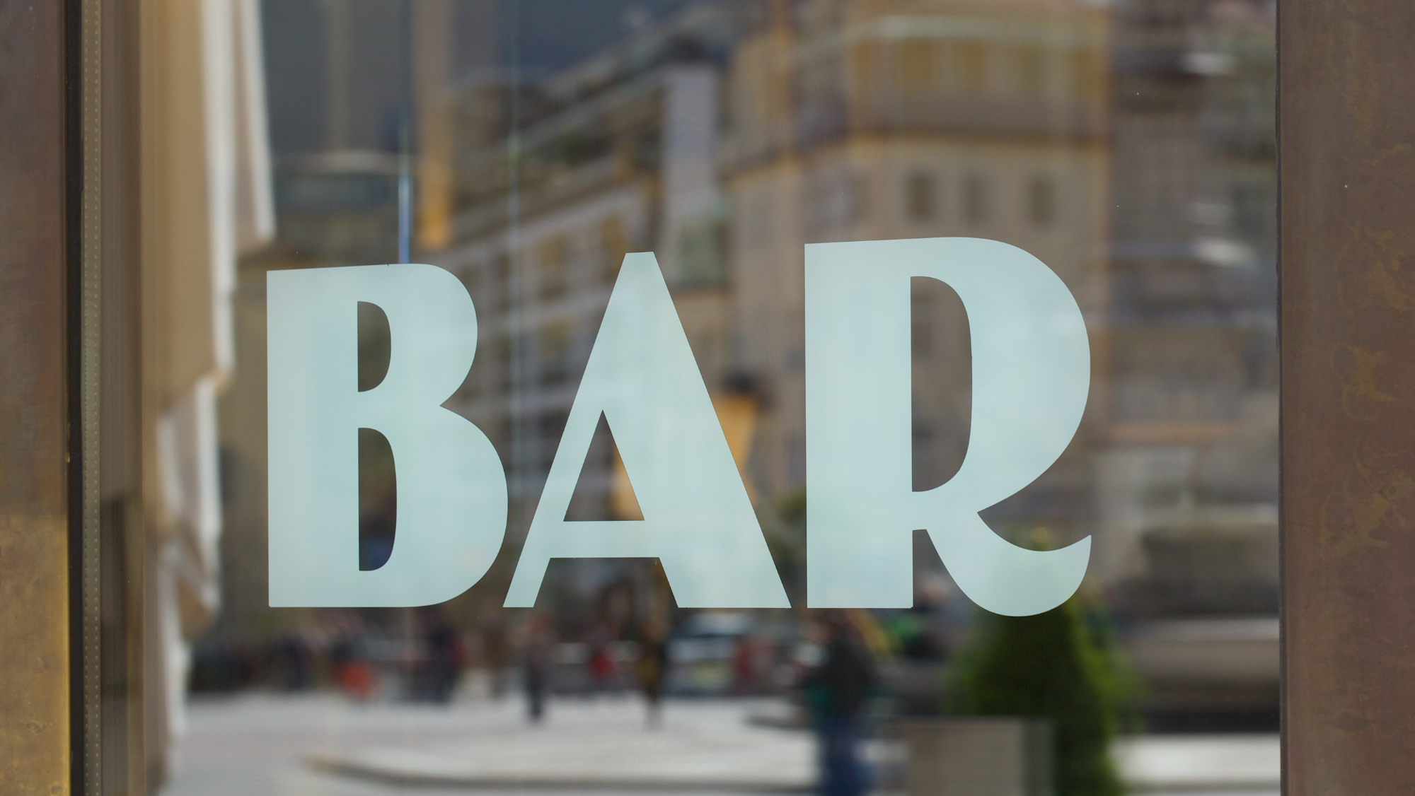 Cristalera de un bar / Foto: Canva