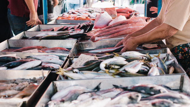 Venta de pescado en un mercado / Foto: Canva