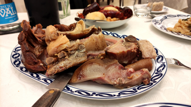 Las carnes en el cocido gallego se sirven bien "secas" / Foto: Òscar Gómez