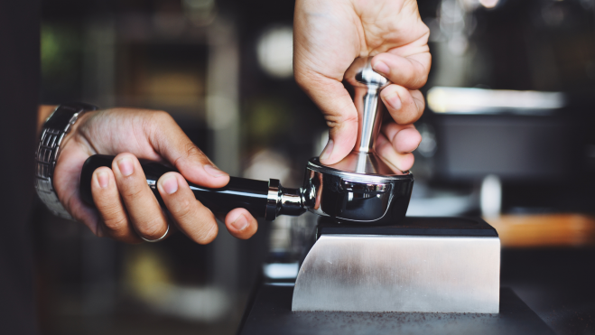 Barista prensando café de especialidad / Foto: Pexels
