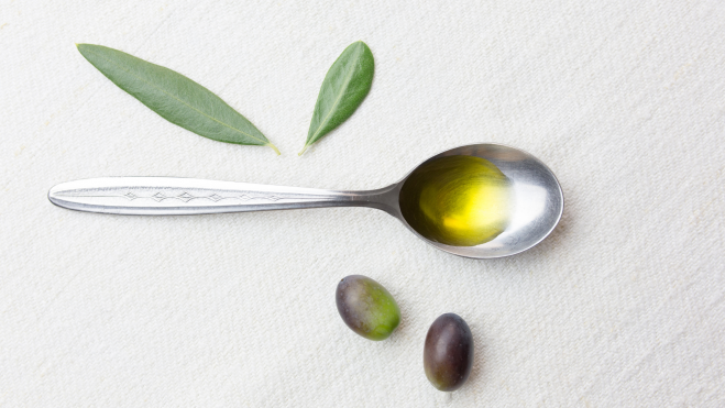 Cuchara con aceite de oliva / Foto: Canva