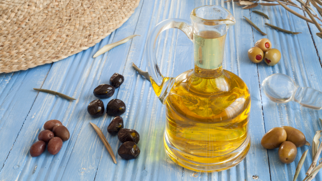 Aceitera con aceite de oliva / Foto: Canva