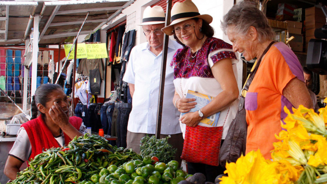 Diana Kennedy visitando un mercado en México / Foto: CONABIO México