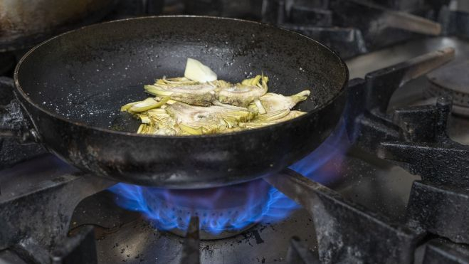 Cocinado de alcachofas en Marimorena Restaurant (Sant Boi de Llobregat) / Foto: HULE Y MANTEL