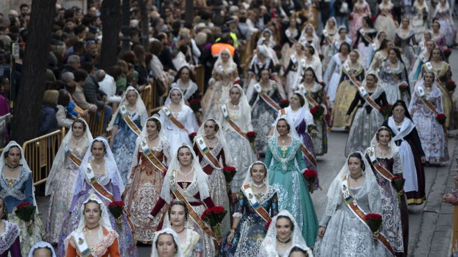 La virgen de la Mare de Deu dels Desemperats recibió en torno a 100.000 ramos el día de la ofrenda. / FOTO: EUROPA PRESS