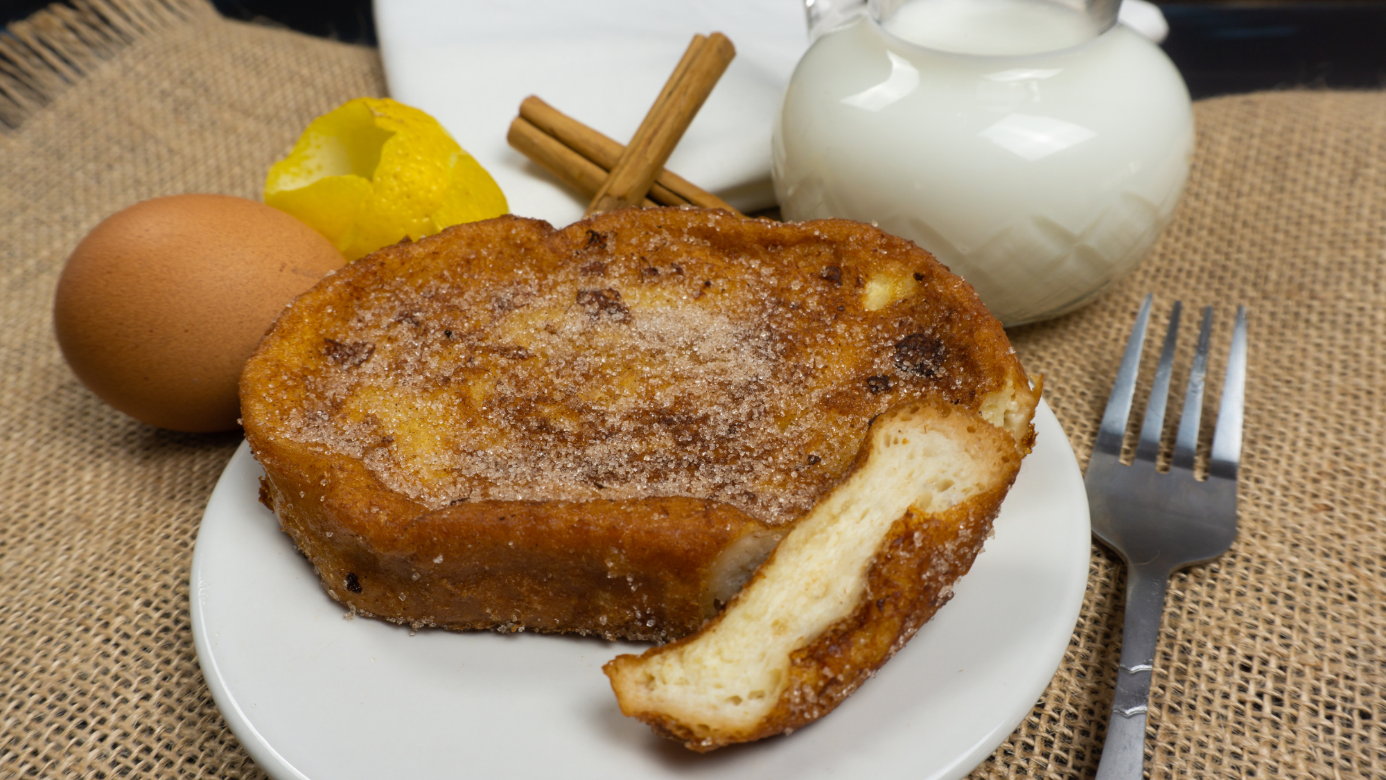 Plato con una torrija / Foto: Canva / Estas son las 5 mejores torrijas de Madrid 2023