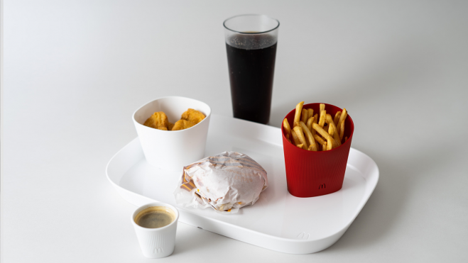 La vajilla reutilizable de McDonald's Francia / Foto: Elium Studio
