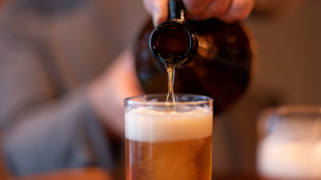 Cerveza servida en un vaso / Foto: Canva