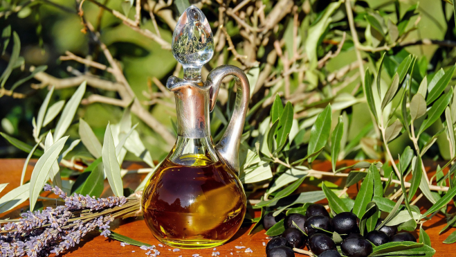 Aceite de oliva en una aceitera / Foto: Pixabay