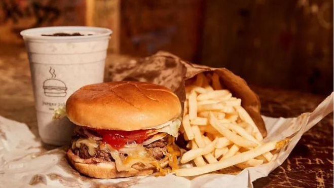 Hamburguesa y patatas en Burger Joint (Nueva York) / Foto: web