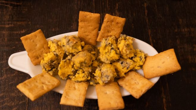 Queso macerado en vermut en La Bodegueta de Cal Pep de Sants (Barcelona) /GALA ESPÍN Queso macerado en vermut en La Bodegueta de Cal Pep de Sants (Barcelona) /GALA ESPÍN