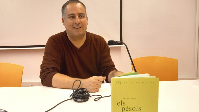 Òscar Gómez en la presentación de el libro 'Els pèsols' / Foto: Anna Genís