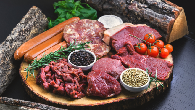 Diversos tipos de carne cruda en una bandeja / Foto: Canva