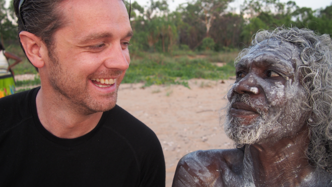 Jock Zonfrillo en una tribu australiana / Foto: Nomad Chef / cedida