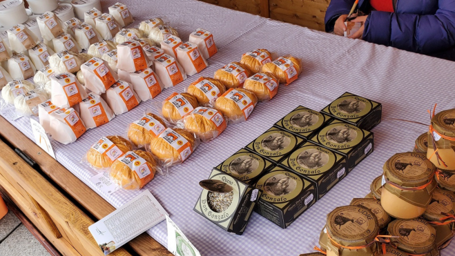 Puesto con quesos asturianos en la feria de Avilés / Foto: Web