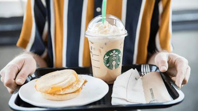 Bebida y sándwich en Starbucks / Foto: web