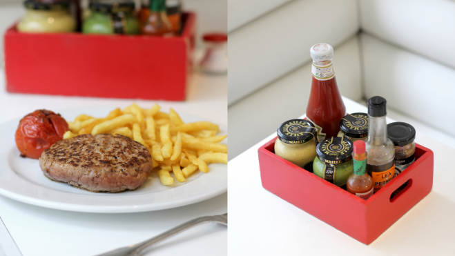 Plato de hamburguesa y caja de salsas y mostazas en Flash Flash / Foto cedida