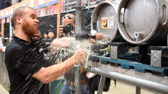 Cervecero abriendo un barril en el Barcelona Beer Festival / Foto cedida
