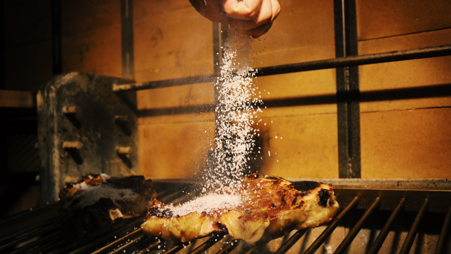 Salando un trozo de carne a la parrilla / Foto cedida Meat & Fire