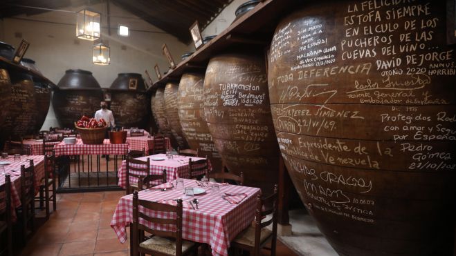 Imagen del restaurante Cuevas del Vino, en Chinchón, donde se usan las antiguas tinajas de arcilla como elementos decorativos / EUROPA PRESS