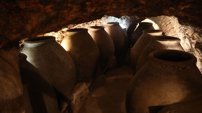 Interior de una antigua bodega en Chinchón con enormes cubas de barro donde maduraba el vino / EUROPA PRESS
