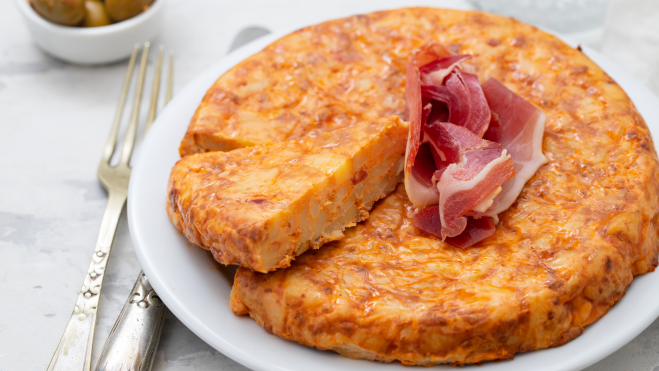 Tortilla de patatas con jamón / Foto: Canva