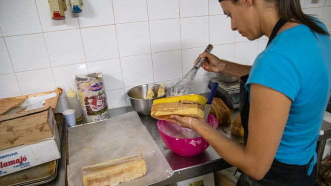 Glaseado de la coca antes de ponerla en la caja final / GALA ESPÍN