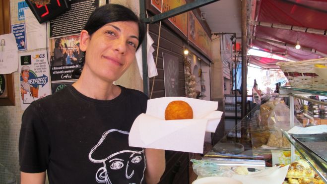 La arancina de Arianna Dainotti en el mercado del Capo / Foto: Maura Sánchez