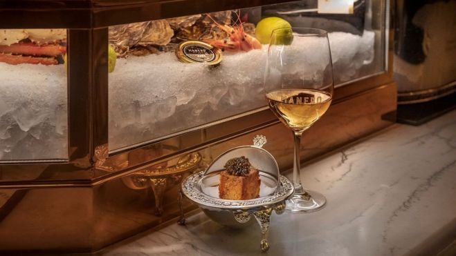 Bocado de caviar y copa de vino en Manero / Foto: Instagram