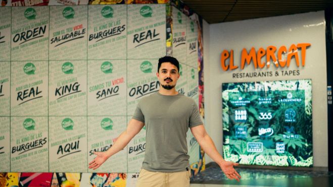 Carlos Ríos frente al restaurante que abrirá en Barcelona / Foto cedida