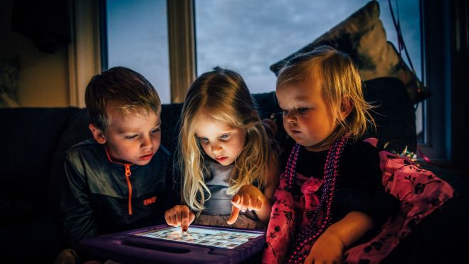 Niños jugando con una tablet / Foto: Canva