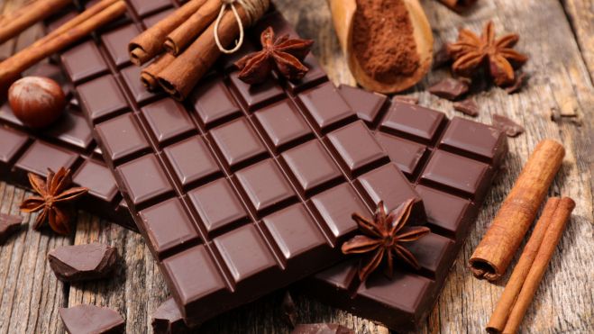 Tabletas de chocolate y chocolate en polvo / Foto: Canva