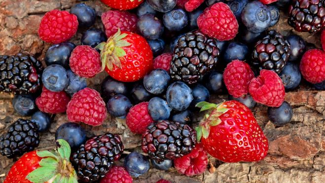 Frambuesas, grosellas y arándanos / Foto: Canva