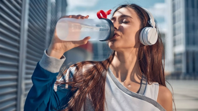 Deportista bebiendo agua / Foto: Canva Deportista bebiendo agua / Foto: Canva