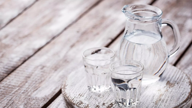 Jarra y vasos con agua / Foto: Canva