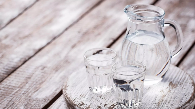 Jarra y vasos con agua / Foto: Canva Jarra y vasos con agua / Foto: Canva
