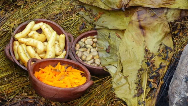 Vegetales y hojas de platanera para la elaboración de la pachamanca / Foto: Canva