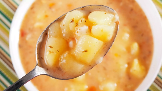 Sopa con patatas / Foto: Canva