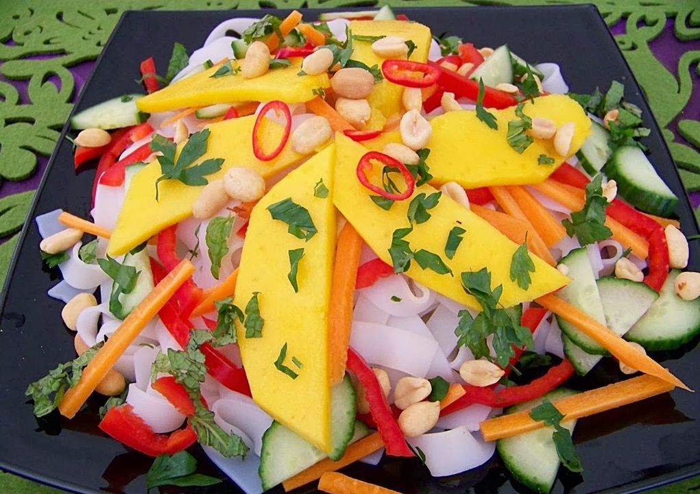 ensalada de mango y fideos de arroz