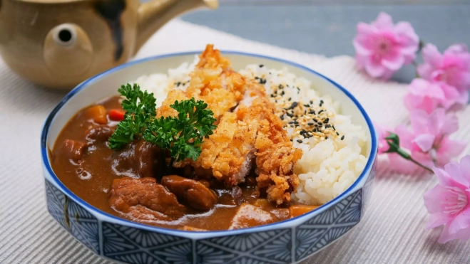 Plato combinado de pollo con curry, fingers y arroz / Foto: Canva