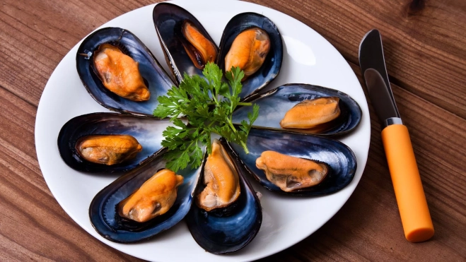 Plato con mejillones al vapor / Foto: Canva