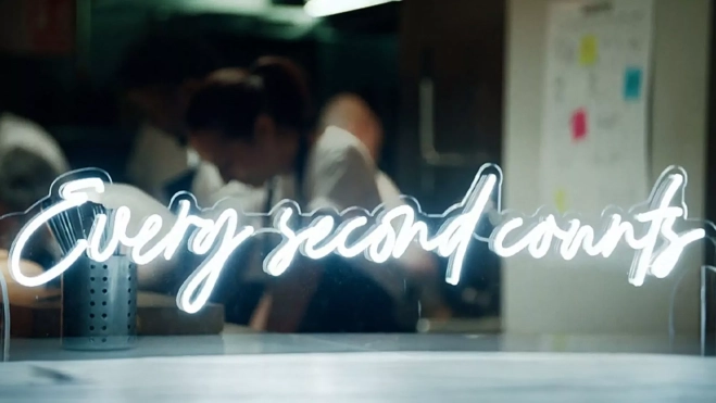 Neón con el mensaje "Every second counts" en el espacio DBEAR / Foto: YouTube Neón con el mensaje "Every second counts" en el espacio DBEAR / Foto: YouTube