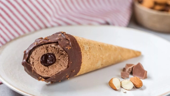 Cono de helado de chocolate y almendra de La Menorquina / Foto: Instagram