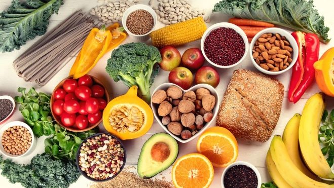 Variedad de alimentos de origen vegetal ricos en fibra y vitaminas / Foto: Canva