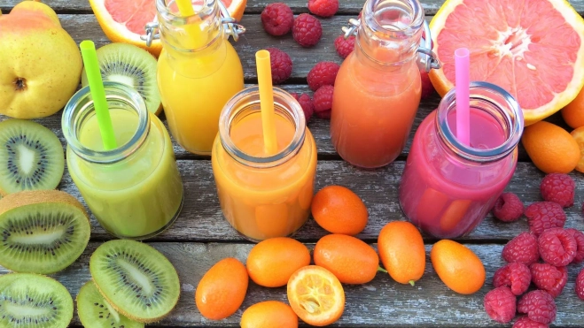 Zumos naturales de kiwi, naranja, frambuesa y frutas tropicales / Foto: Canva