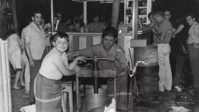 Elaboración de horchata en la callen en 1969 / Foto: web Kiosko Miguel y José