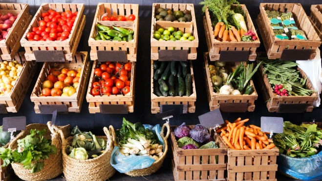 Vegetales y hortalizas expuestos en una tienda / Foto: Canva