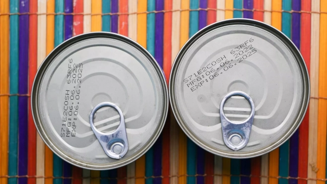 Dos latas de conserva con la fecha de caducidad grabada en la tapa / Foto: Canva
